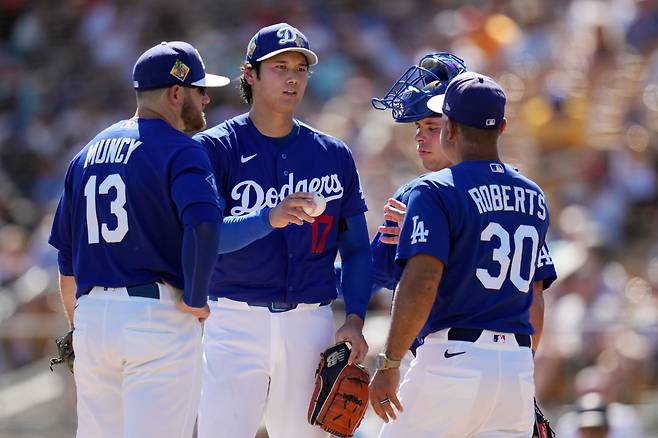 Los Angeles Dodgers starting pitcher Shohei Ohtani (17), of Japan, hands the baseball over to Dodgers manager Dave Roberts (30) as Dodgers third baseman Max Muncy (13) and catcher Dalton Rushing look on during the fifth inning of a spring training baseball game against the San Francisco Giants, Wednesday, March 18, 2026, in Phoenix. (AP Photo/Ross D. Franklin)







<저작권자(c) 연합뉴스, 무단 전재-재배포, AI 학습 및 활용 금지>