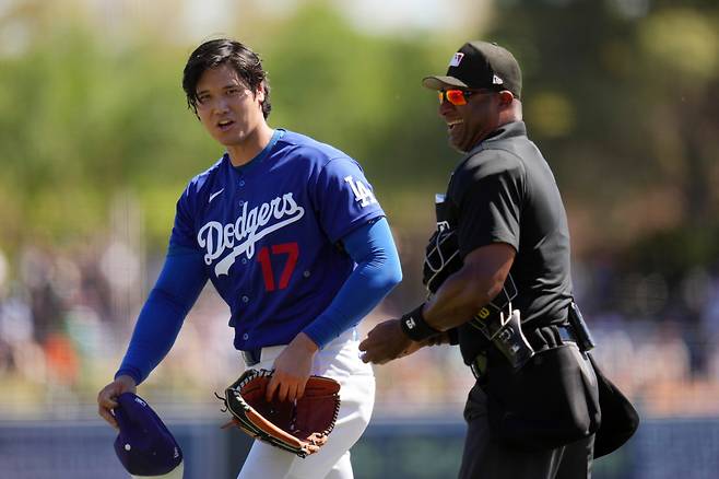 Los Angeles Dodgers starting pitcher Shohei Ohtani, left, of Japan, talks with home plate umpire Alan Porter during the first inning of a spring training baseball game against the San Francisco Giants, Wednesday, March 18, 2026, in Phoenix. (AP Photo/Ross D. Franklin)







<저작권자(c) 연합뉴스, 무단 전재-재배포, AI 학습 및 활용 금지>