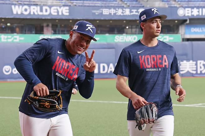 WBC 훈련 합류한 저마이 존스-셰이 위트컴

    (오사카=연합뉴스) 임화영 기자 = 월드베이스볼클래식(WBC) 출전을 앞둔 한국 야구 대표팀 저마이 존스와 셰이 위트컴이 1일 일본 오사카 교세라돔에서 훈련을 하고 있다. 2026.3.1