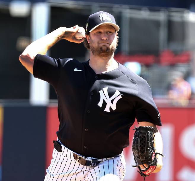 뉴욕 양키스 게릿 콜이 19일(한국시각) 플로리다주 탬파 조지M스타인브레너필드에서 열린 보스턴 레드삭스와의 시범경기에 선발등판해 힘차게 피칭을 하고 있다. UPI연합뉴스
