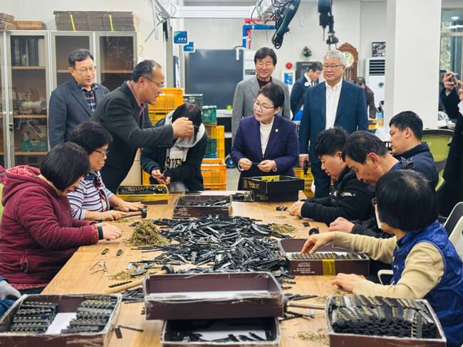 임이자 국민의힘 의원이 봉화군 장애인 보호작업장을 방문해 일자리 운영 실태를 점검하고 있다. /임이자 의원실