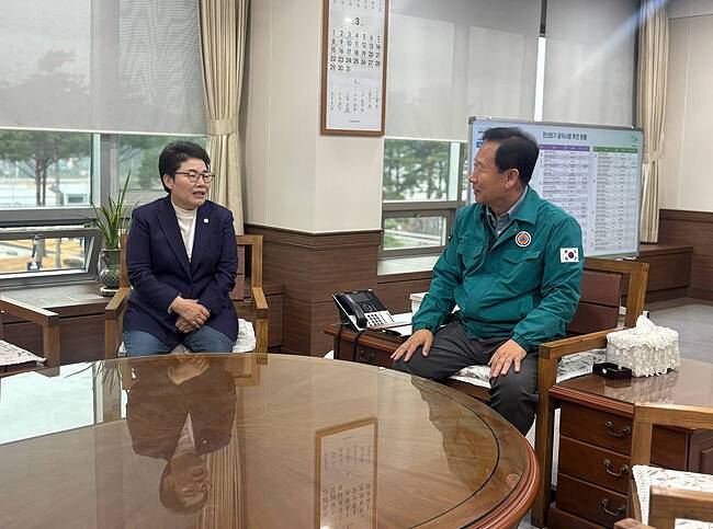 임이자 국민의힘 의원이 박현국 봉화군수를 만나 지역 현안에 대해 논의하고 있다. /임이자 의원실
