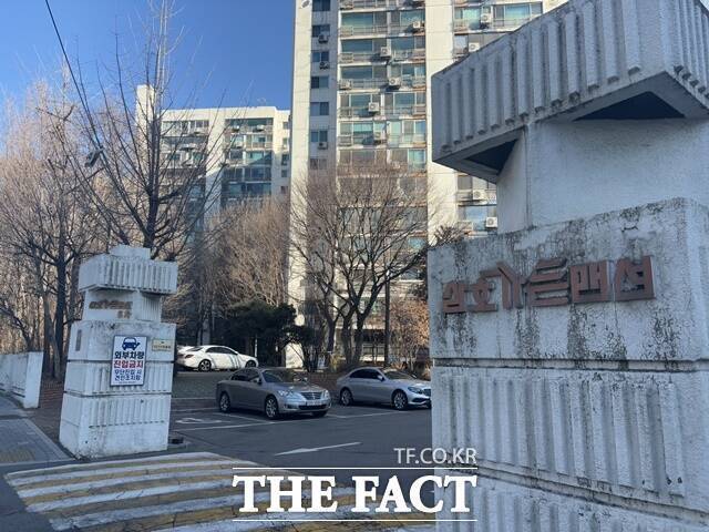 서울 서초구 삼호가든5차 재건축 조합 조합장해임추진위원회는 오는 21일 '조합장 해임 임시총회'를 연다. 사진은 삼호가든5차 정문. /공미나 기자