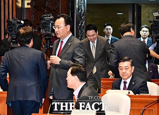 의원총회 참석하는 장동혁 국민의힘 대표.
