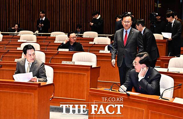 대화하는 장동혁 국민의힘 대표와 송언석 원내대표.