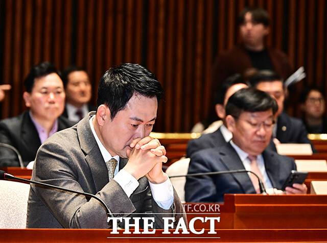 생각에 잠긴 장동혁 국민의힘 대표.