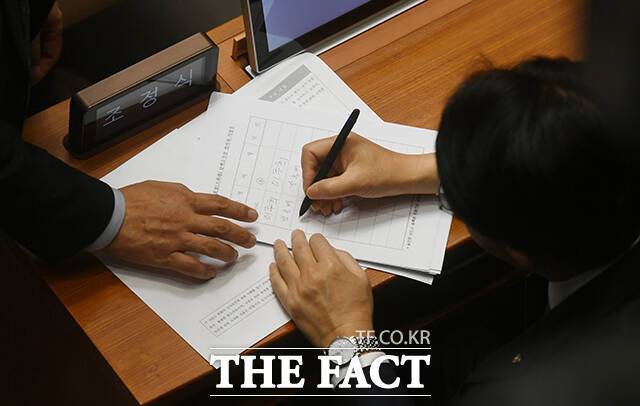 조희대 대법원장 탄핵소추안 발의자 명단에 서명 남기는 조정식 더불어민주당 의원.