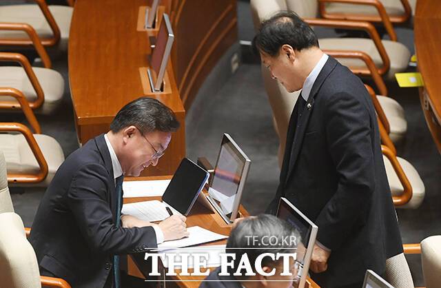 조희대 대법원장 탄핵소추안 발의자 명단에 서명 남기는 신장식 조국혁신당 의원.