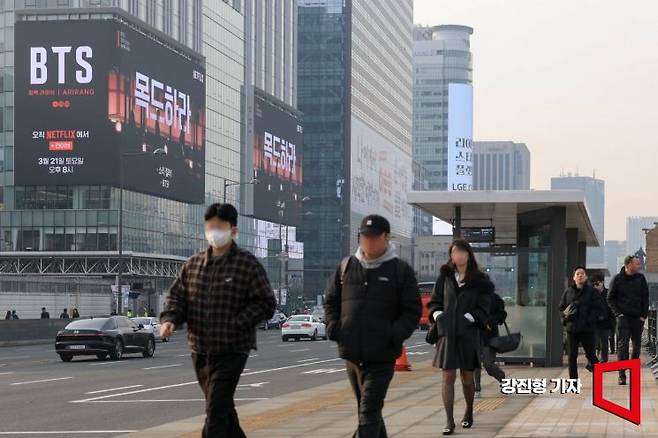 방탄소년단(BTS)의 완전체 컴백 공연을 앞둔 16일 서울 종로구 광화문 광장 주변 건물 전광판에 BTS 공연 홍보 영상이 상영되고 있다. 2026.3.16 강진형 기자