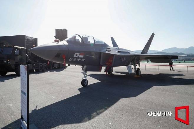 지난 2023년 경기 성남 서울공항에서 열린 '서울 국제 항공우주-방위산업 전시회(ADEX)'에 전시된  KF-21 전투기. 강진형 기자
