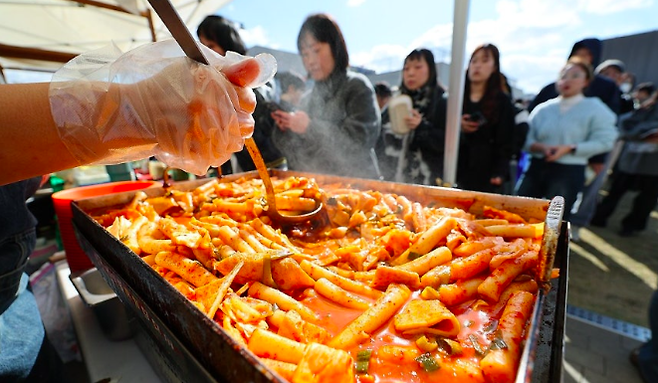 서울 용산구 노들섬에서 열린 서울미식마켓에서 시민들이 떡볶이를 맛보기 위해 줄을 서고 있다. 연합뉴스