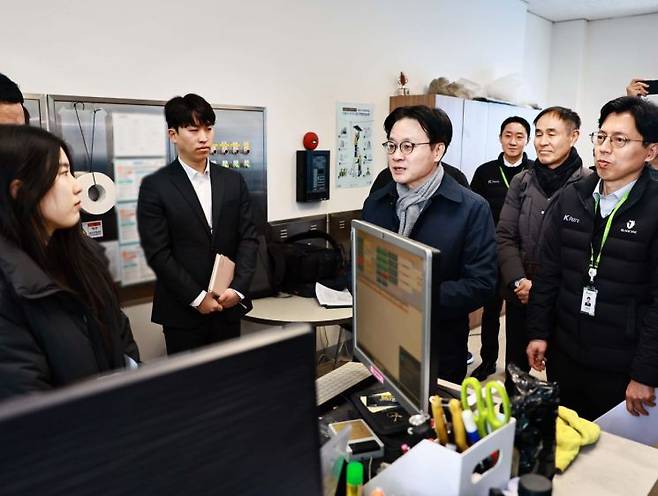 김정관 산업통상부 장관이 19일 범부처 합동점검단과 함께 서울 송파구에 있는 정유사 직영 주유소를 불시에 방문해 가격, 유통, 품질 등에 불법행위가 있는지 들여다보고 있다. 산업통상부.