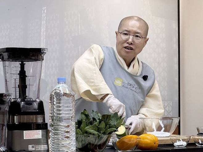 지난 26일 서울 한국사찰음식문화체험관에서 사찰음식 명장 선재스님이 승소 잣국수를 만들고 있다. 연합뉴스