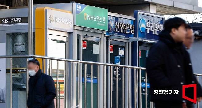 온라인·원스톱 대환대출 인프라를 통한 '주택담보대출 갈아타기' 서비스가 개시 15일 만에 신청자 수 1만명을 넘었고, 신청액도 1조8000억원에 육박했다. 사진은 25일 서울 용산구에 설치된 시중은행 ATM. 사진=강진형 기자aymsdream@