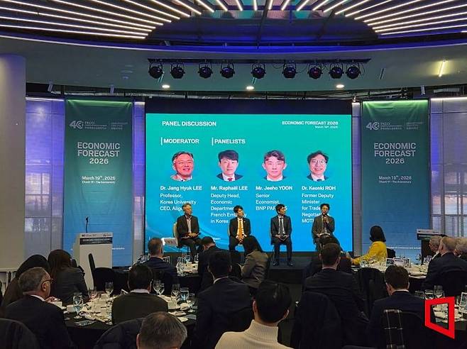 주한프랑스상공회의소는 19일 오전 11시 서울 서초구 세빛섬에서 '2026 경제 전망 세미나'를 개최했다. 사진 왼쪽부터 이장우 고려대 경영대 교수, 이승호 주한프랑스대사관 경제참사관, 윤지호 BNP파리바 본부장, 노건기 전 산업통상부 통상교섭실장. 심성아 기자