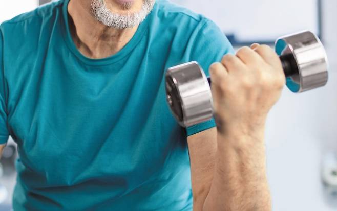 나이 들수록 몸이 아프고 피로하다면 근육 건강을 지켜야 할 때다. 건강을 지키려면 근력운동과 함께 단백질을 꾸준히 섭취하는 게 중요하다. / 게티이미지뱅크