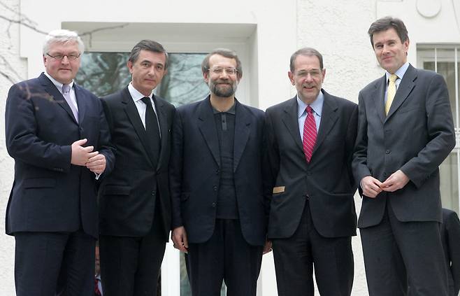 17일 사망한 알리 라리자니는 이란 정권 최고 실세로 서방과의 대화도 총괄했다. 그가 서방과의 핵 협상 대표를 맡고 있던 2006년 3월 오스트리아 빈 주재 독일 대사관저에서 유럽 인사들과 함께 찍은 사진. 왼쪽부터 프랑크발터 슈타인마이어 독일 외무장관(현 대통령), 필립 두스테블레이지 프랑스 외무장관, 라리자니, 하비에르 솔라나 유럽연합 외교안보정책 고위대표, 존 소어스 영국 외무부 정무국장./로이터 연합뉴스