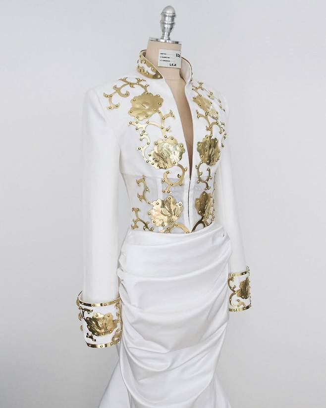 백의민족을 상징하는 순백에 피어난 무궁화와 당초문. 금속 장식은 한국 전통 금속 공예 장인 두석장이 수작업으로 완성했다. @leje.officail