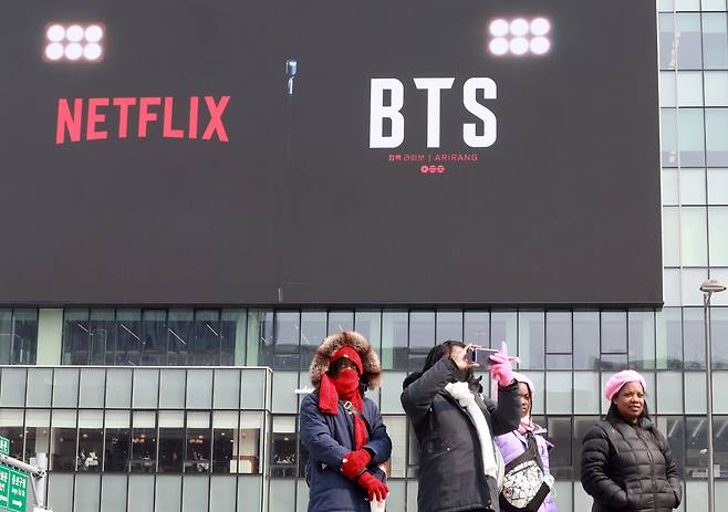 BTS의 21일 컴백 라이브 공연을 열흘 앞둔 지난 11일 종로구 광화문광장 인근 전광판에 넷플릭스의 BTS 공연 생중계 광고가 나오는 모습. /뉴스1