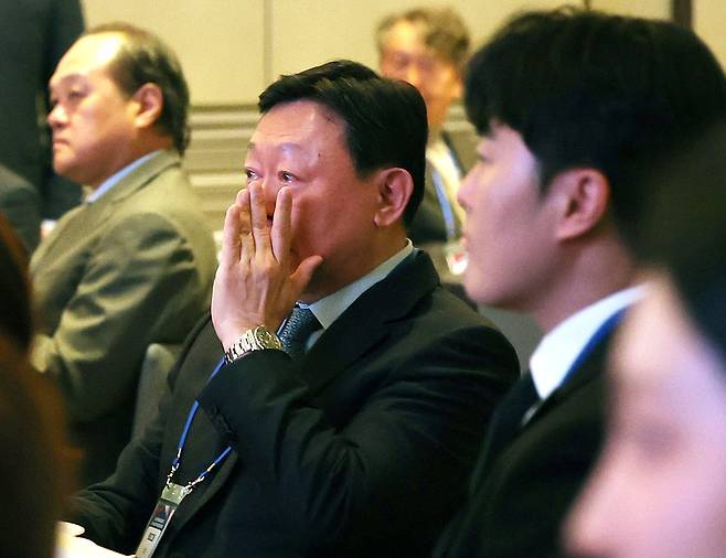 <YONHAP PHOTO-5608> 특별영상 보는 신동빈 회장    (서울=연합뉴스) 이지은 기자 = 19일 서울 송파구 시그니엘 서울에서 열린 2026 동계올림픽 대한민국 스키·스노보드대표단 격려 행사에서 신동빈 롯데그룹 회장이 특별영상을 보던 중 눈가를 만지고 있다.  2026.3.19    jieunlee@yna.co.kr/2026-03-19 13:27:05/<저작권자 ⓒ 1980-2026 ㈜연합뉴스. 무단 전재 재배포 금지, AI 학습 및 활용 금지>