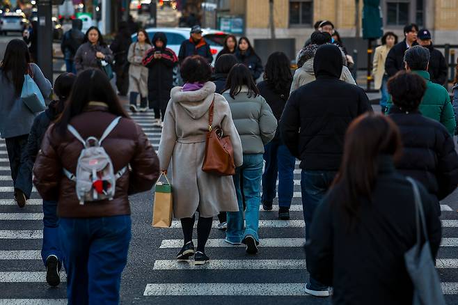 서울 종로구 광화문네거리에서 시민들이 이동하고 있다. /뉴시스