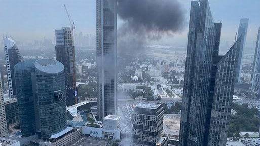 13일 아랍에미리트 두바이 국제금융지구에 요격된 이란의 드론이 떨어져 한 빌딩 외벽이 파손되는 피해를 입었다. /X