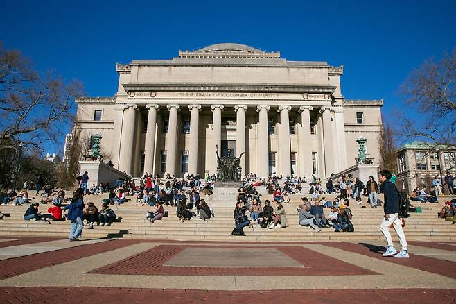 뉴욕 컬럼비아 대학교 캠퍼스 내 로우 기념 도서관 앞 계단에서 학생들이 휴식을 취하고 있다. /AP
