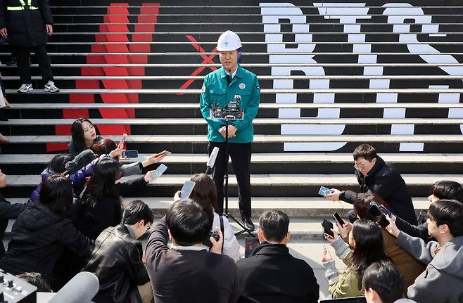 오세훈 서울시장이 19일 서울 종로구 세종문화회관 중앙계단에서 방탄소년단(BTS) 공연 준비 현장 점검을 마친 뒤 발언하고 있다. /연합뉴스