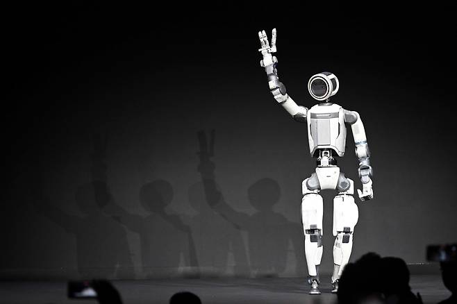 세계 최대 가전·정보기술(IT) 전시회 'CES 2026' 개막을 하루 앞둔 지난 1월 5일(현지 시각) 미국 네바다주 라스베이거스 만달레이베이에서 열린 현대차그룹 프레스 컨퍼런스에서 차세대 전동식 아틀라스 시제품이 손인사하고 있는 모습. /공동취재단