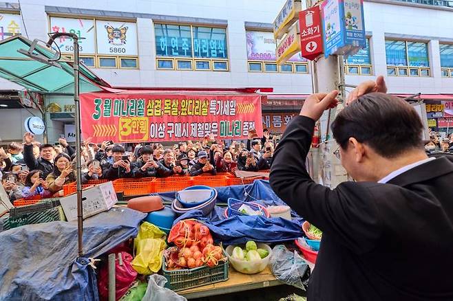 이재명 대통령이 15일 경남 창원시 성산구 반송시장에서 시민들을 향해 하트를 만들어보이고 있다.ⓒ청와대 제공