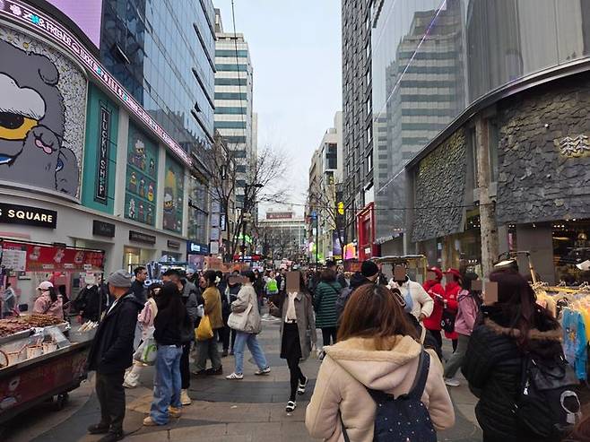 공연을 이틀 앞둔 19일 방문한 명동에는 평일 오전임에도 불구하고 상당히 많은 외국인 인파로 붐볐다. ⓒ데일리안 남가희 기자