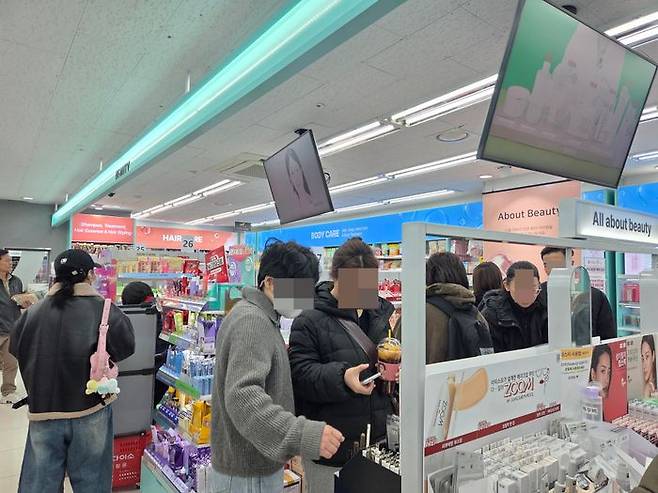 다이소 화장품 존에서 쇼핑을 즐기고 있는 외국인 관광객의 모습. ⓒ데일리안 남가희 기자