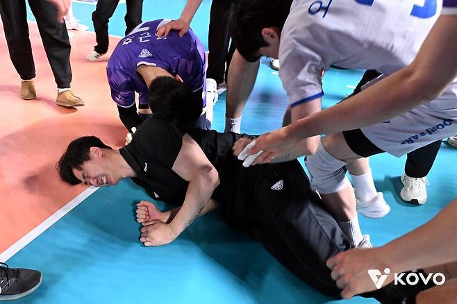 ‘사령탑 밟기’ 자축 세리머니
프로배구 남자부 우리카드 선수들이 17일 삼성화재와의 2025∼2026 V리그 최종전에서 3-0으로 승리해 포스트시즌 진출을 확정한 뒤 박철우 감독대행(아래)을 코트에 눕혀 놓고 발로 밟으며 기쁨을 표현하고 있다. KOVO 제공