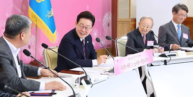 이재명 대통령이 19일 청와대에서 열린 ‘새 정부 경사노위 제1기 출범을 맞이하여 대통령과 함께하는 노동정책 토론회’에서 김동명 한국노총 위원장과 대화하고 있다. (청와대통신사진기자단) 2026.03.19.