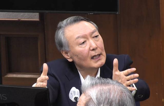 12·3 비상계엄 내란 우두머리 혐의로 기소된 윤석열 전 대통령이 지난 1월 13일 서울 서초구 서울중앙지방법원 417호 형사대법정에서 열린 내란 우두머리 혐의 결심공판에서 최후진술하고 있다.[서울중앙지법 제공·연합뉴스]