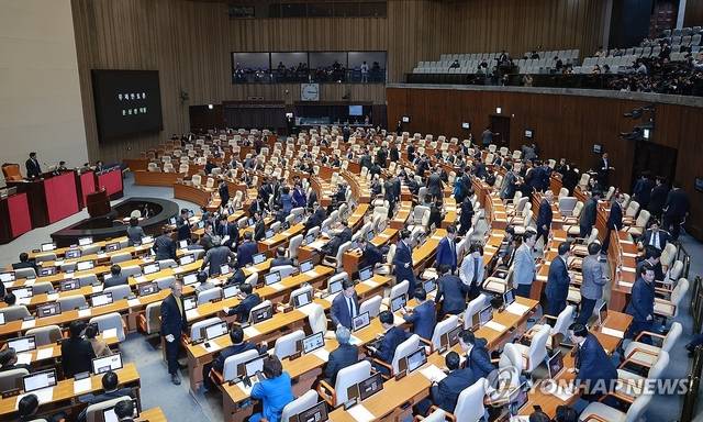 국회에서 19일 열린 3월 임시국회 2차 본회의에서 국민의힘 윤상현 의원이 공소청법안(대안)에 대해 무제한 토론을 시작하자 의원들이 본회의장을 떠나고 있다. 연합뉴스