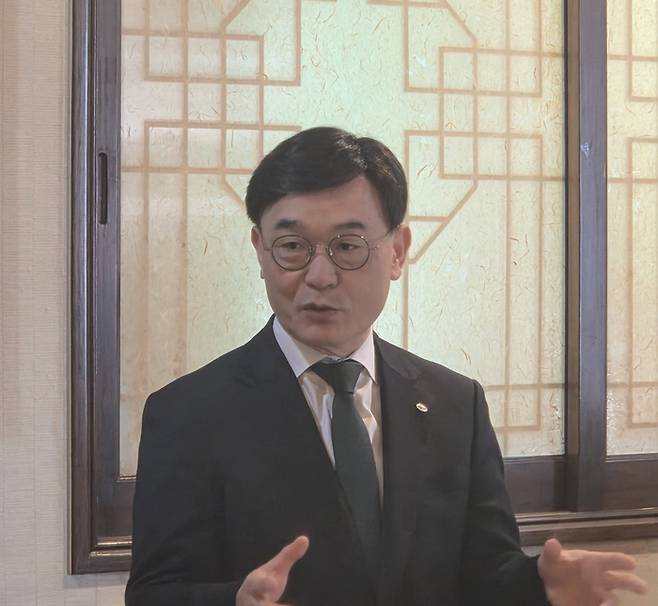 주대영 국립공원공단 이사장은 지난 17일 부산 금정산국립공원사무소 인근에서 기후에너지환경부 기자단과 오찬간담회를 갖고 금정산국립공원 운영 방안을 설명했다. 사진 출처 : 기후부 공동취재단