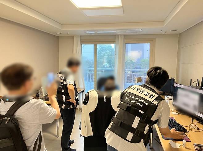 [서울=뉴시스] 아지툰 운영자 검거 현장. (사진=문체부 제공) photo@newsis.com *재판매 및 DB 금지 *재판매 및 DB 금지 /사진=뉴시스
