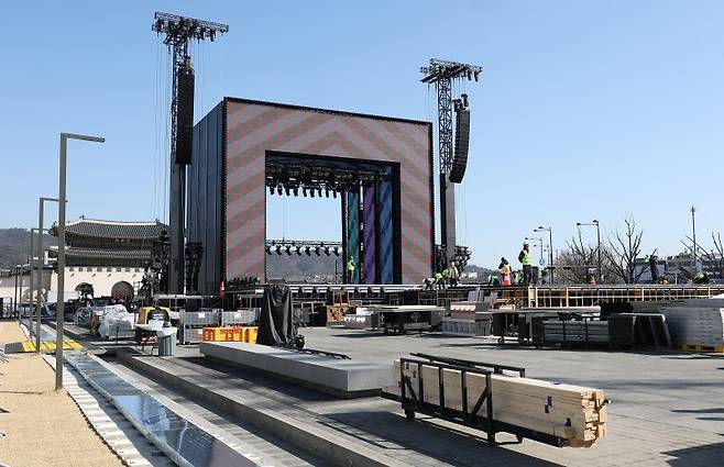 그룹 방탄소년단(BTS)의 광화문 공연을 앞둔 19일 서울 종로구 광화문광장에 무대가 설치돼 있다. 연합뉴스