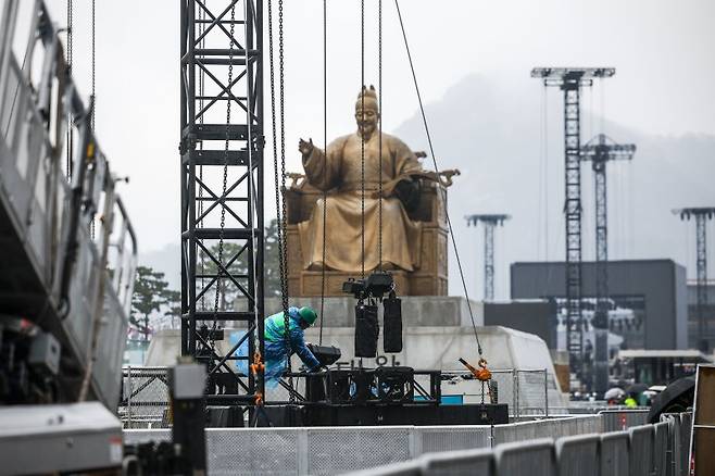 방탄소년단(BTS)의 서울 광화문광장 컴백 공연을 앞둔 18일 서울 종로구 광화문광장에 무대 준비가 진행되고 있다. 뉴시스