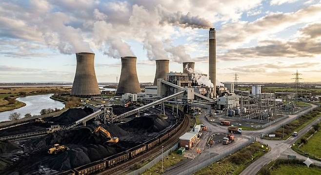 석탄 화력 발전소. 사진=제미나이 제작