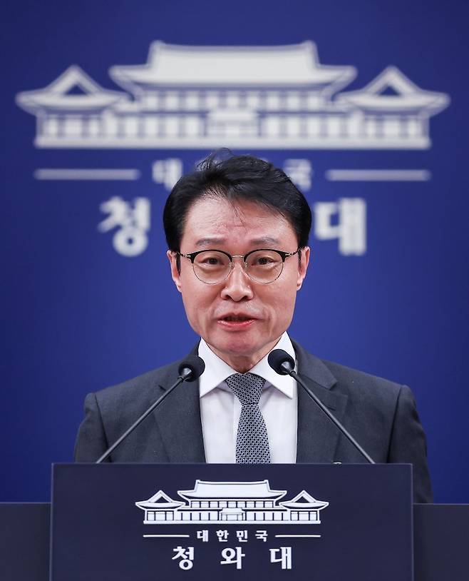 이규연 청와대 홍보소통수석이 지난 16일 청와대 춘추관에서 스토킹 범죄 대응 관련 브리핑을 하고 있다. 연합뉴스