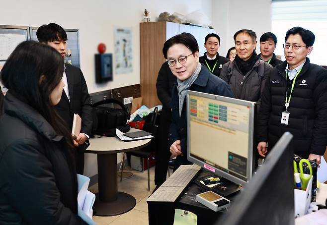 김정관 산업통상부 장관이 19일 범부처 합동점검단과 함께 서울 송파구 정유사 직영 주유소를 불시에 방문해 가격, 유통, 품질 등에 불법행위가 있는지 점검하고 있다. 산업통상부 제공