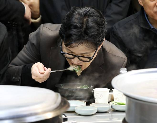 한동훈 전 국민의힘 대표가 7일 오후 부산 북구 구포시장 한 식당을 찾아 돼지국밥을 먹고 있다. 뉴스1