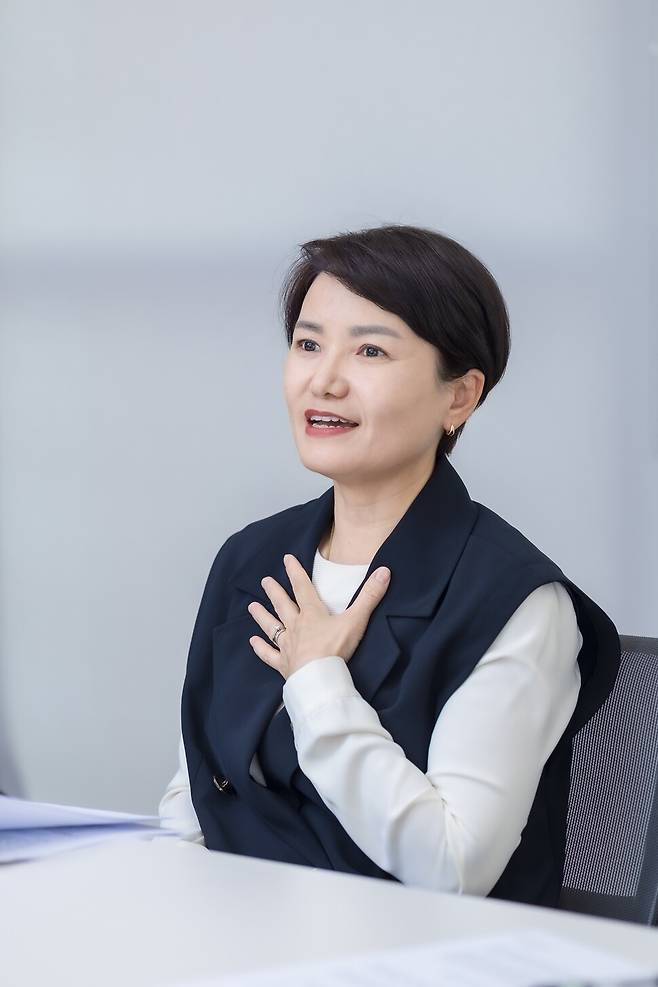 오영경 바이엘코리아 컨슈머헬스 사업부 대표는 청소년기 두 자녀가 사춘기를 겪던 입사 당시의 상황을 언급하며 부모라는 역할만이 아니라 사회인으로서 자신의 영역에 집중하는 것도 중요하다는 관점에서 일과 가정의 균형을 강조했다. 바이엘 코리아 제공