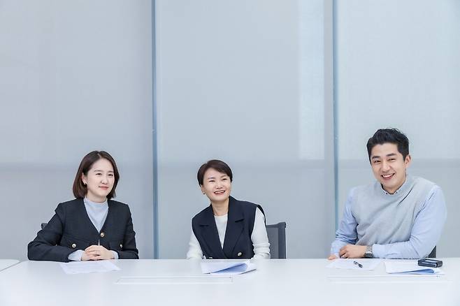 지난달 27일 건강한겨레와 만난 바이엘 코리아 임직원들은 다양성의 가치를 추구하는 조직문화가 업무 효율성과 혁신의 원동력으로 작동한다는 점을 강조했다. 왼쪽부터 바이엘코리아 유미선 크롭사이언스 사업부 대표 비서, 오영경 컨슈머헬스 사업부 대표, 이경민 전문의약품 사업부 PM. 바이엘 코리아 제공