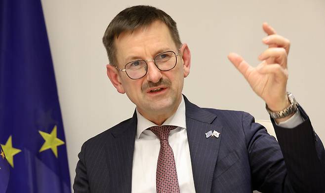 에릭 쿠르츠바일 유럽연합(EU) 대외관계청 아시아태평양과 실장이 18일 오후 서울 중구 주한EU대표부에서 이야기하고 있다. 김정효 기자 hyopd@hani.co.kr