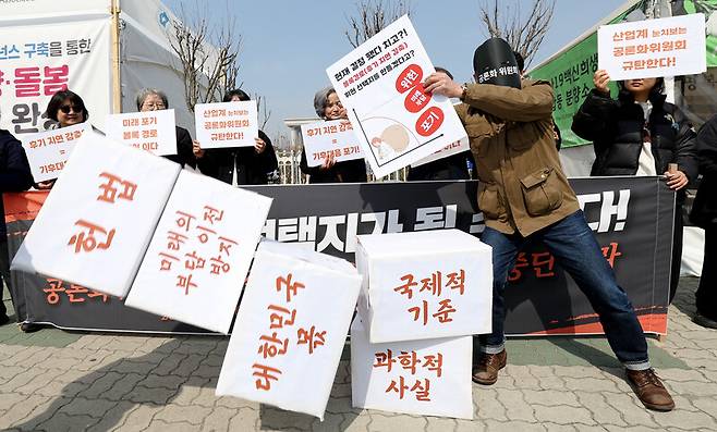 기후위기비상행동이 지난 16일 서울 여의도 국회 앞에서 기자회견을 열어 국회 기후위기특별위원회 공론화위원회가 탄소중립기본법 개정 공론화 과정에서 시민대표단 설문 문항에 ‘볼록 감축 경로’를 선택지의 하나로 포함하는 안을 검토하는 상황을 비판하는 내용의 행위극을 하고 있다. 김정효 기자 hyopd@hani.co.kr