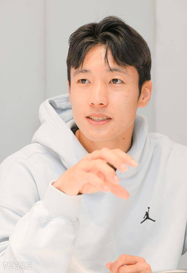 '우즈벡 용병' 김보용이 3일 서울 중구 한국일보 사옥에서 인터뷰를 진행하고 있다. 류효진 선임기자