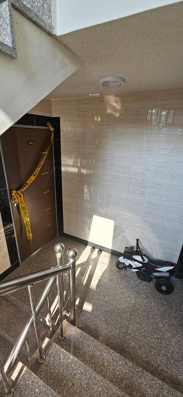 19일 생활고에 시달리던 30대 아버지와 미성년 자녀 4명이 숨진 울산 울주군의 한 다세대주택 출입문 앞에 장난감 오토바이가 세워져 있다. 울산= 박은경 기자